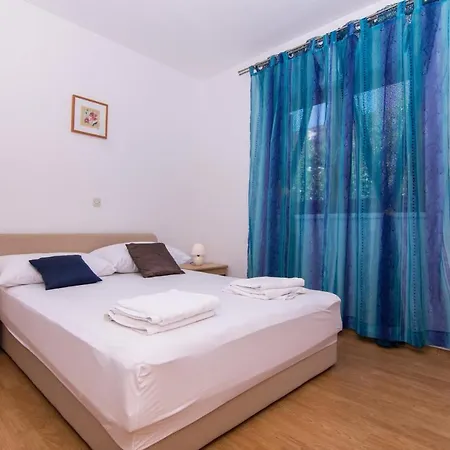 Apartman With Parking Space - 17609 *